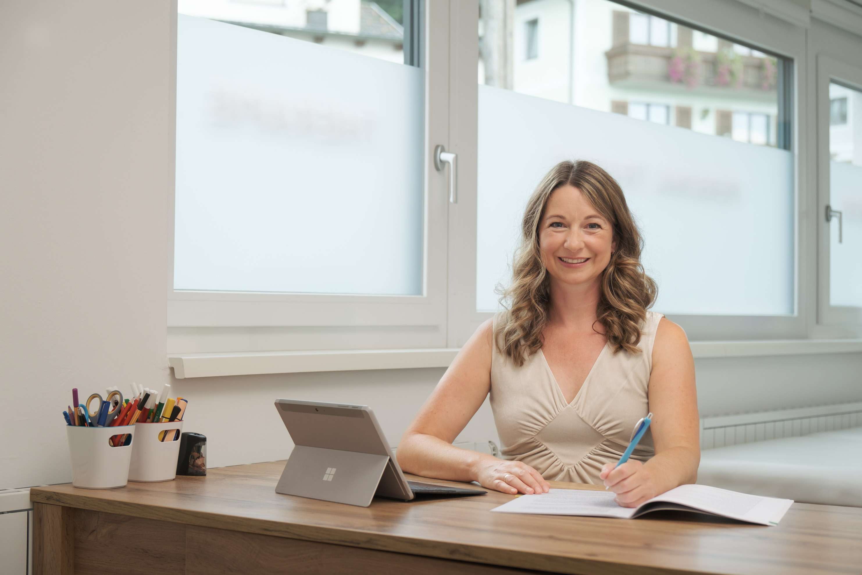 Bild von Frau Bachleitner am Schreibtisch