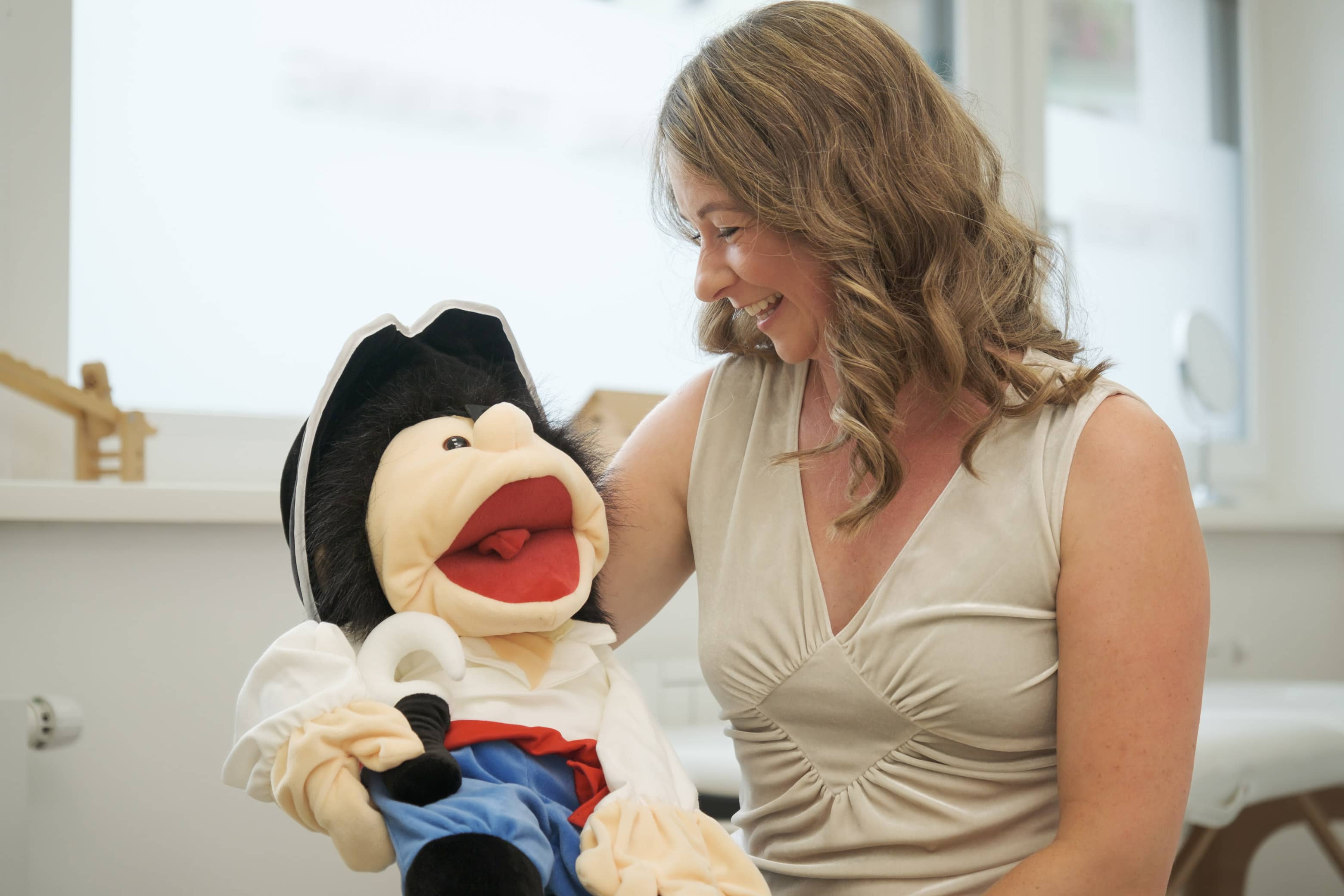 Bild von Frau Bachleitner mit Sprechpuppe für Kinder